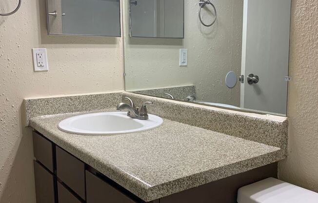 1 bed, 1 bath, 703 sqft, $875, Unit 1911