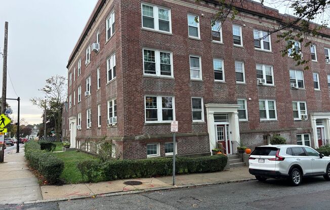 Studio, 1 bath, 379 sqft, $1,850, Unit 6 Brooks Park #28