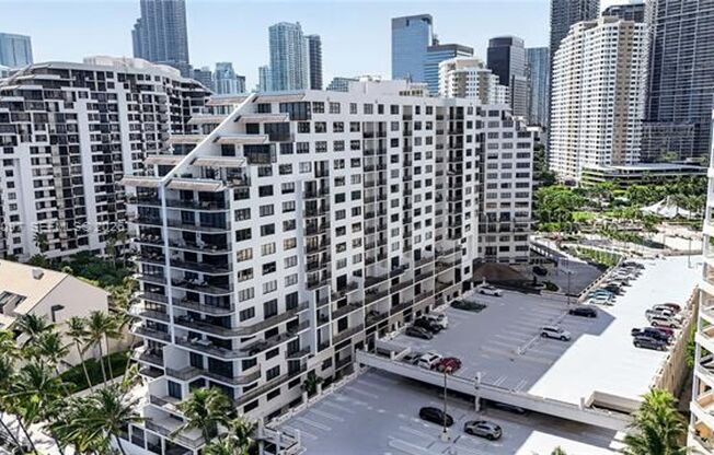 1 bed, 1.5 baths, $3,100, Unit # 916