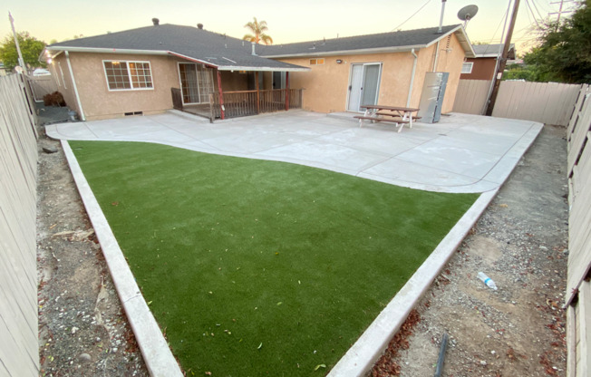 8BD/4BA on Rockford! Great Yard!