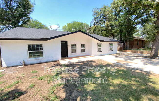 1011 N LUCAS DR