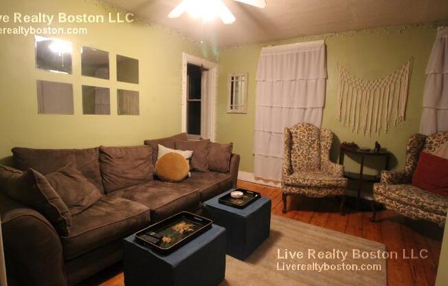 4 HOLLIS PL