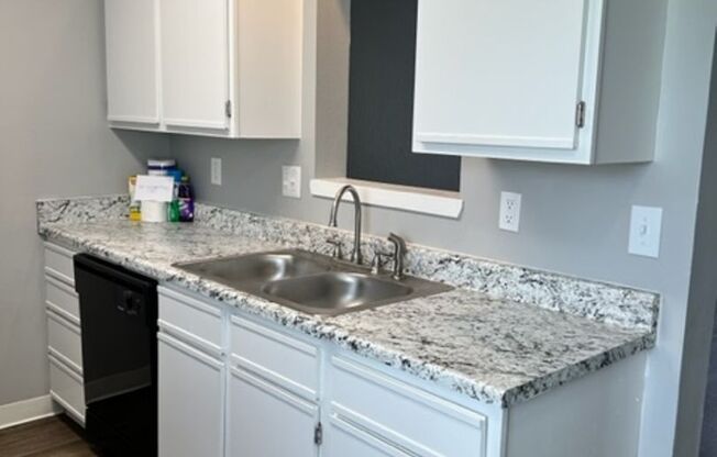 2 beds, 1.5 baths, 916 sqft, $1,090, Unit 10014-5