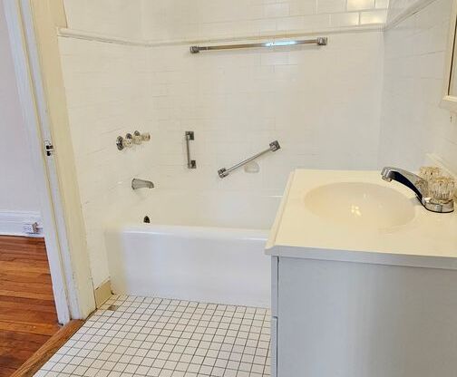 2 beds, 1 bath, 1,050 sqft, $1,850, Unit 806