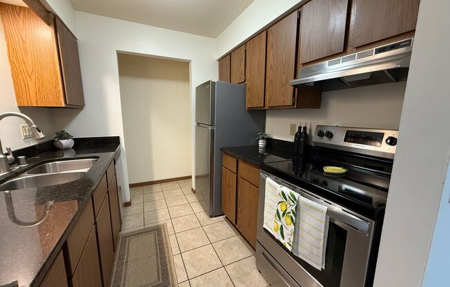 2 beds, 1 bath, 1,008 sqft, $1,650, Unit 7717CF