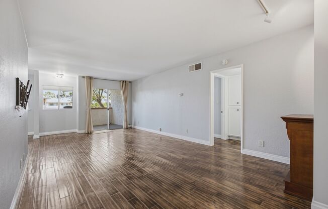 Bright & Spacious Top-Floor Condo in Pasadena