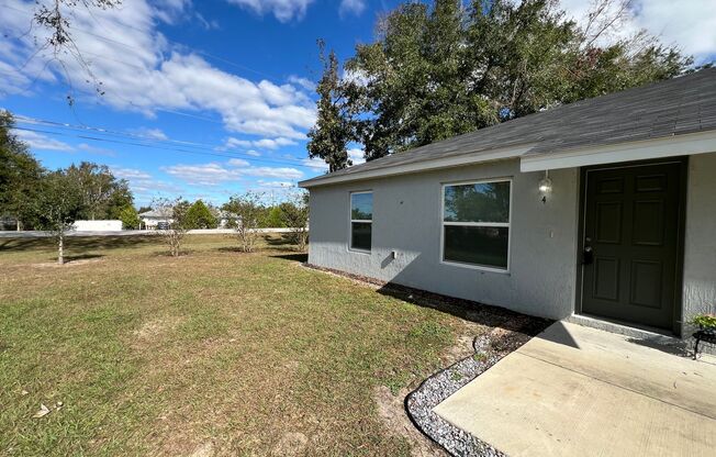 Charming 2 BD/2 BA Unit in Ocala!  END UNIT!