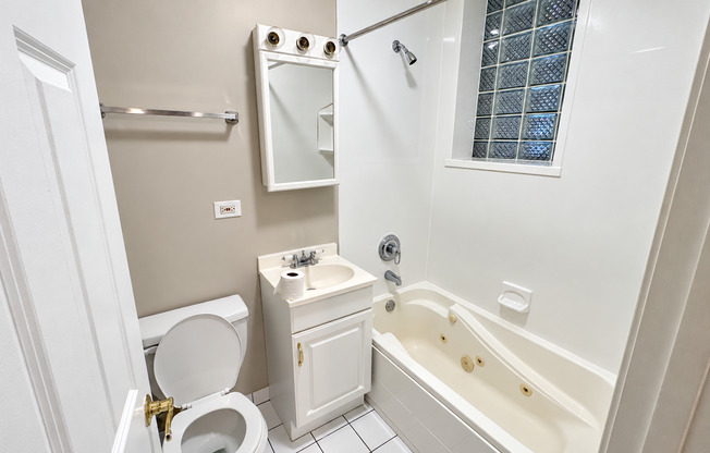 3 beds, 2 baths, $1,785, Unit 3w