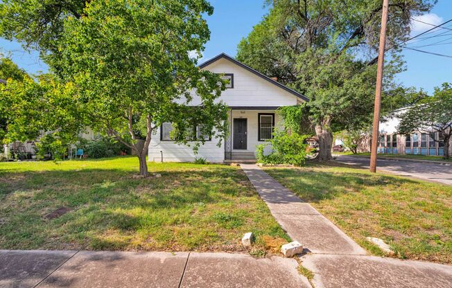 Downtown Rental walking distance to coffee shop, gym and brewery.