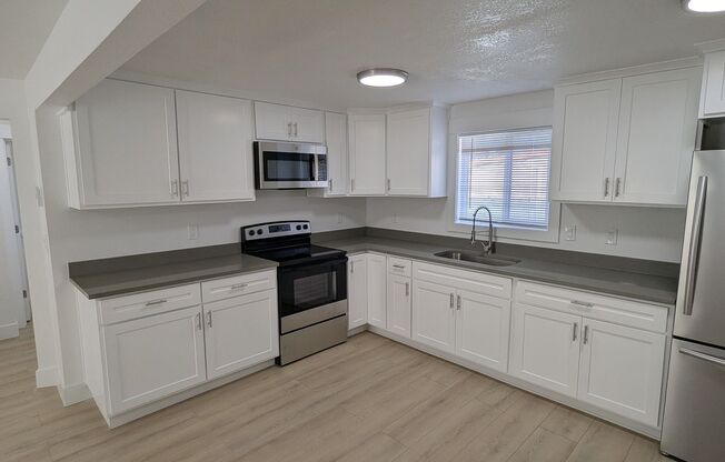 666 682 HAWTHORNE AVE NE