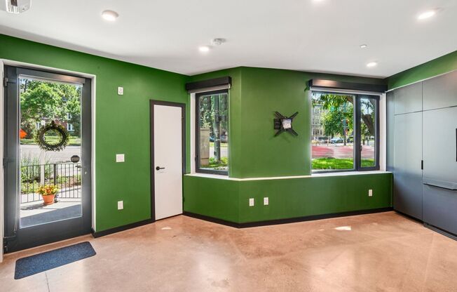 Urban 1-bedroom/ 1-bath Corner Unit in City Park West