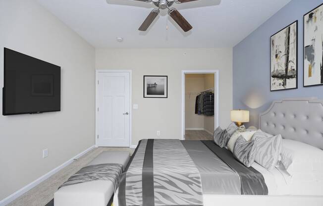 Bedroom with bed at Monmouth Row Apartments, Kentucky, 41071