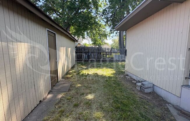 Two Bedroom House with Bonus Room Located Near Jefferson Park