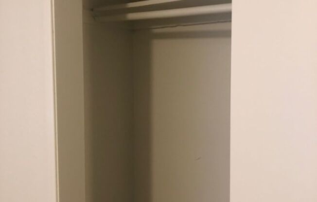 2 beds, 1 bath, 825 sqft, $1,300, Unit 124