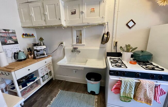 Studio, 1 bath, $895, Unit 23