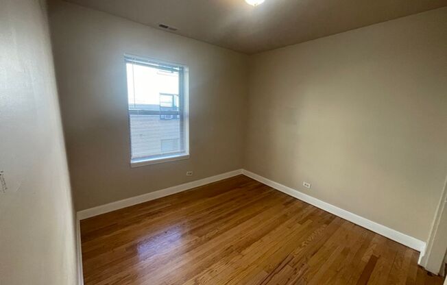 3 beds, 1 bath, $1,200, Unit 4842 #2S