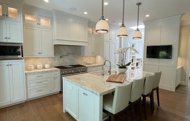 Luxury townhouse, close to town, easy commute to 280, Creekside Oaks gated community, fantastic remodel!