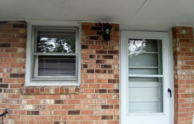 2 beds, 1 bath, 903 sqft, $1,140, Unit P-2