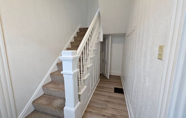 Spacious 3 bedroom 1 bath townhouse for rent !