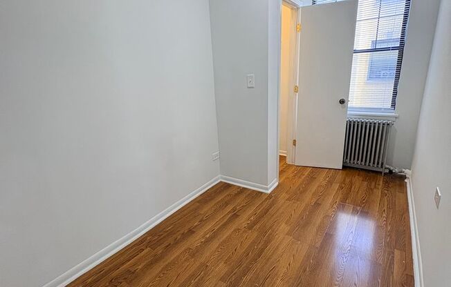 3 beds, 1 bath, 1,003 sqft, $1,350, Unit CA 127.5-2W