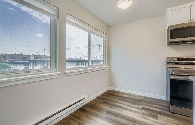 Spacious Apartment on Alki Beach!
