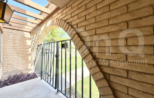 2113 E DUNBAR DR
