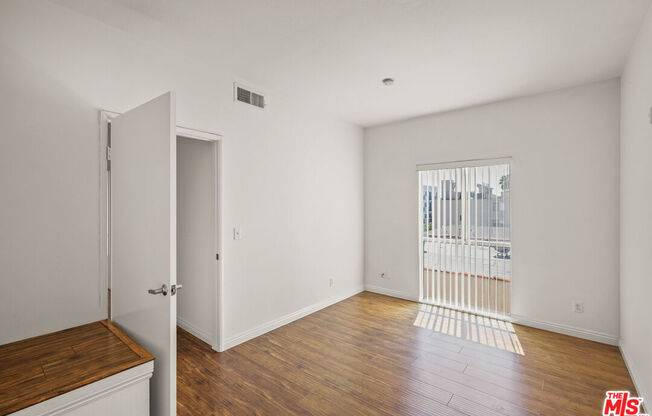 1216 S SHERBOURNE DR