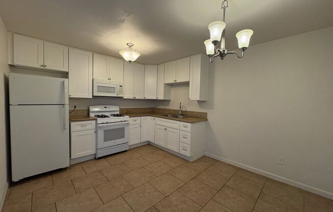 2 beds, 1 bath, 850 sqft, $2,425, Unit 4592.5