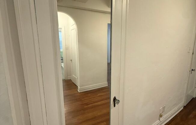 1 bed, 1 bath, 962 sqft, $1,510, Unit New King Edward  306