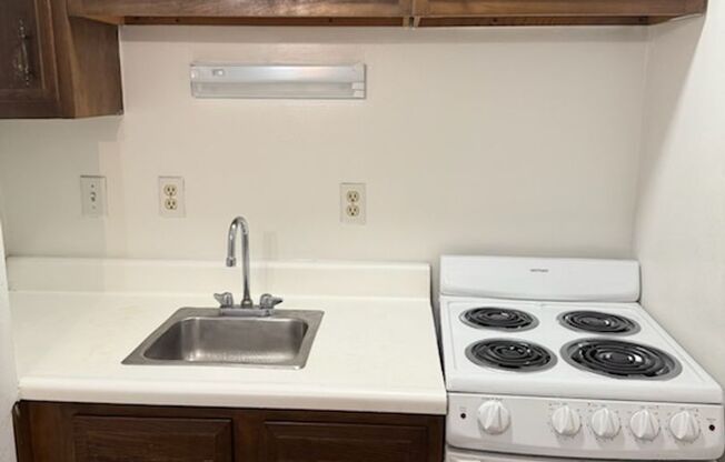 Studio, 1 bath, 295 sqft, $1,275, Unit Old King Edward 571