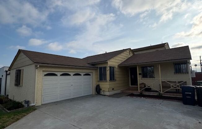 Charming 4bd 3ba House with backyard