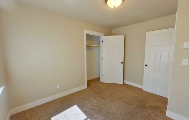 3 beds, 2.5 baths, $2,250, Unit 6