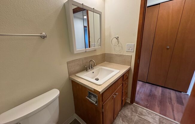 2 beds, 1 bath, 740 sqft, $1,525, Unit 10