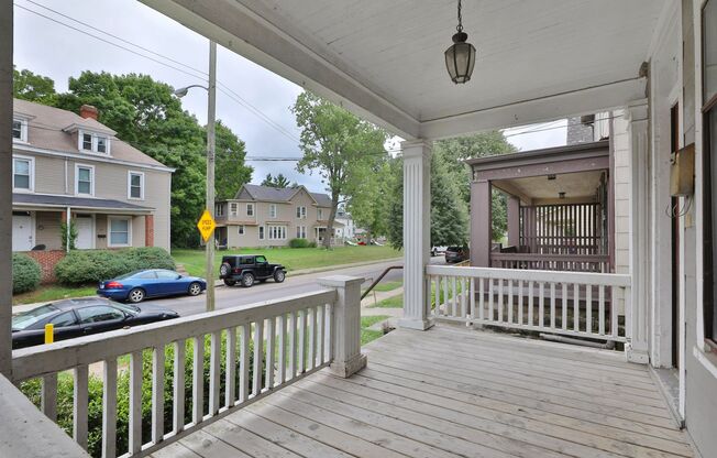 Large 4 Bedroom North Campus Townhouse - 1st house from High Street