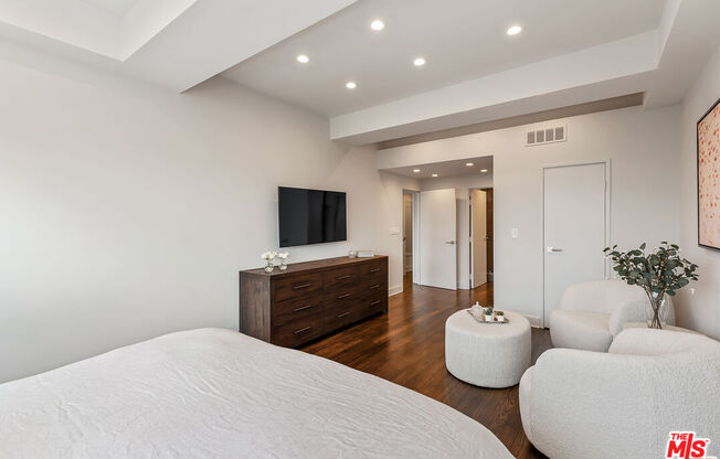 2 beds, 2 baths, 1,633 sqft, $9,500, Unit 702