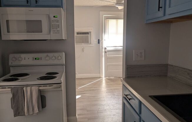 1 bed, 1 bath, $1,000, Unit R14-SAL Unit E