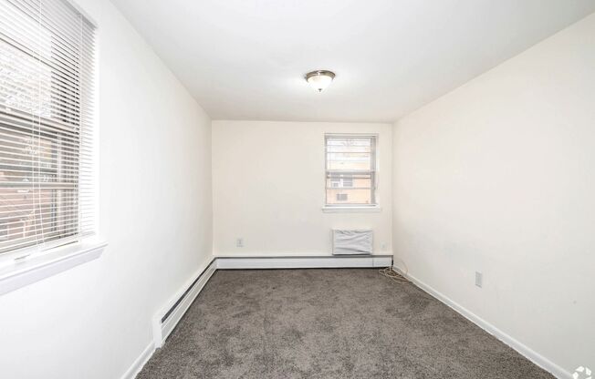 2 beds, 1 bath, 925 sqft, $1,469, Unit B04