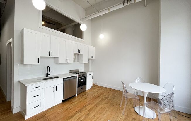 2 beds, 1 bath, 950 sqft, $1,975, Unit 707