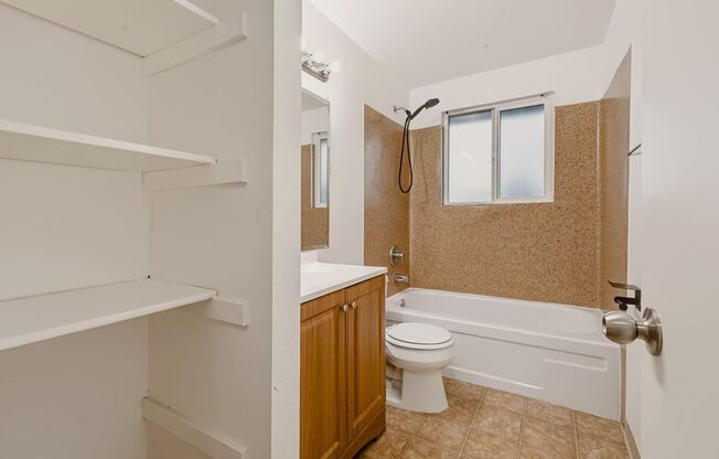 3 beds, 1 bath, 864 sqft, $1,445, Unit 39