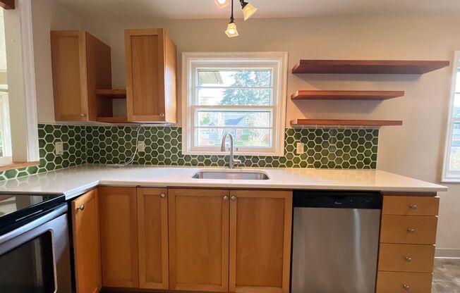 Charming 2BD, 1BA NE Portland Home with Shared Backyard, Energy-Efficient Laundry, and Prime Location!