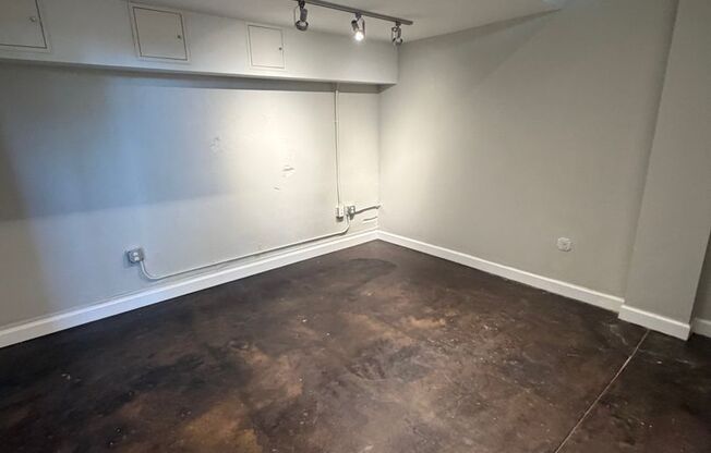 1 bed, 1 bath, 800 sqft, $1,100, Unit B