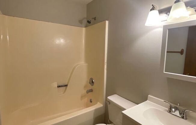 2 beds, 1 bath, $950, Unit B