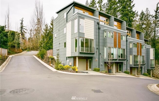 Stylish Townhome Living Near Lake Sammamish | 2 Bedrooms, 2.5 Bathrooms