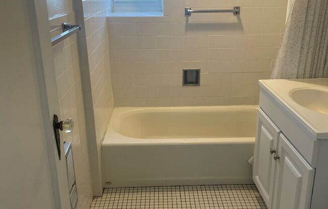 1 bed, 1 bath, 768 sqft, $1,510, Unit Royal York 211