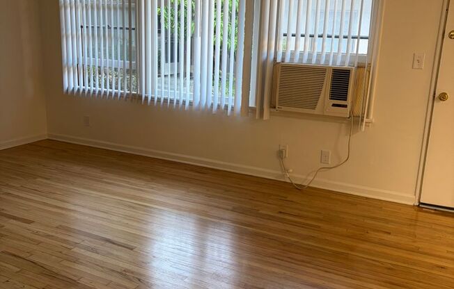 2 beds, 1 bath, 702 sqft, $2,350, Unit B09