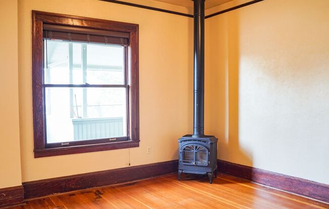 Spacious Vintage 1-Bed with Exposed Brick, Dishwasher, Clawfoot Tub