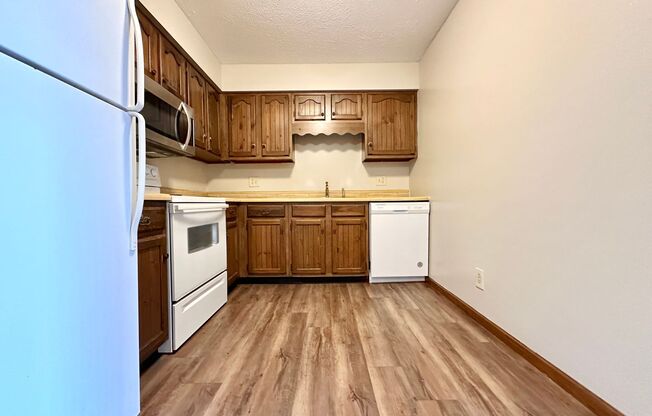 2 beds, 1.5 baths, 824 sqft, $999, Unit 2S