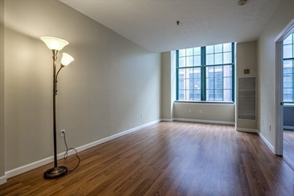 1 bed, 1 bath, 774 sqft, $2,000, Unit B37
