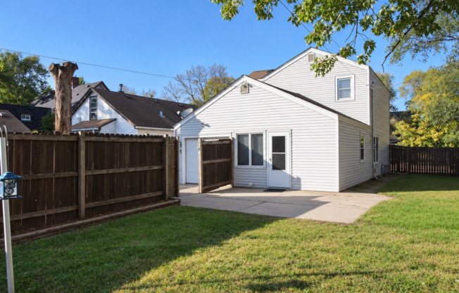 Large 3 Bedroom 2 Bathroom Home in Saint Paul!