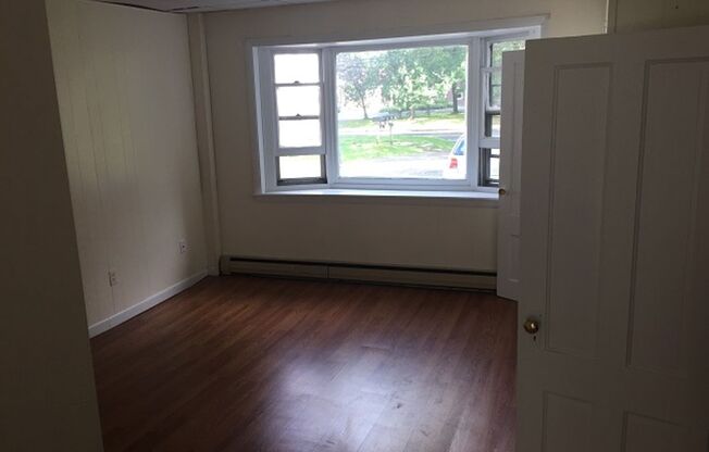 2 beds, 1 bath, $1,370, Unit 3